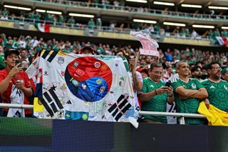 19 June 2026, Mexico, Zapopan: South Korean fans display the country's flag during the 2026 FIFA World Cup Group A soccer match between Mexico and South Korea at Guadalajara Stadium. Photo: Heuler Andrey/ZUMA Press Wire/dpa