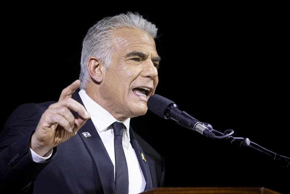 Archivo - El líder de la oposición israelí, Yair Lapid, gesticula durante su discurso en la concentración en memoria de Rabin. 
