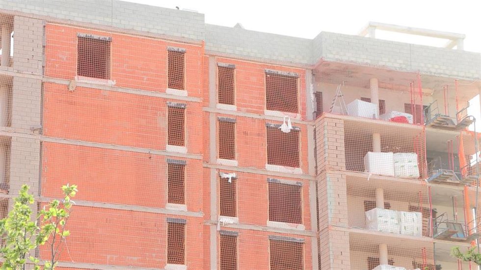 Archivo - Fachada de pisos en construcción