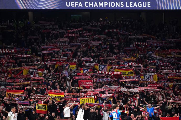 Archivo - 18 March 2026, United Kingdom, London: Atletico Madrid fans hold up scarves in the away stand during the UEFA Champions League round of sixteen, second leg soccer match between Tottenham Hotspur and Atltico Madrid at the Tottenham Hotspur Stadiu