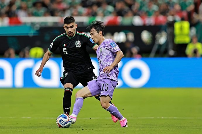 19 June 2026, Mexico, Zapopan: Mexico's Johan Vasquez and South Korea's Kim Moon-hwan battle for the ball during the 2026 FIFA World Cup Group A soccer match between Mexico and South Korea at Guadalajara Stadium. Photo: Heuler Andrey/ZUMA Press Wire/dpa