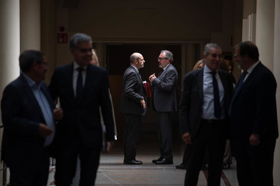 Archivo - El presidente del Senado, Pedro Rollán (i), conversa con el senador del PSOE Juan Espadas (d) a su llegada a una sesión de control al Gobierno, en el Senado, a 28 de abril de 2026, en Madrid (España). 