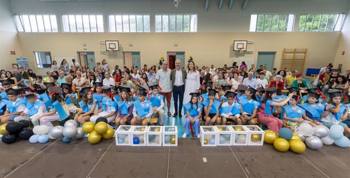 El consejero de Educación, Sergio Silva, asiste a la graduación de los 62 alumnos del CEIP Marqués de Valdecilla que finalizan 6º de Primaria