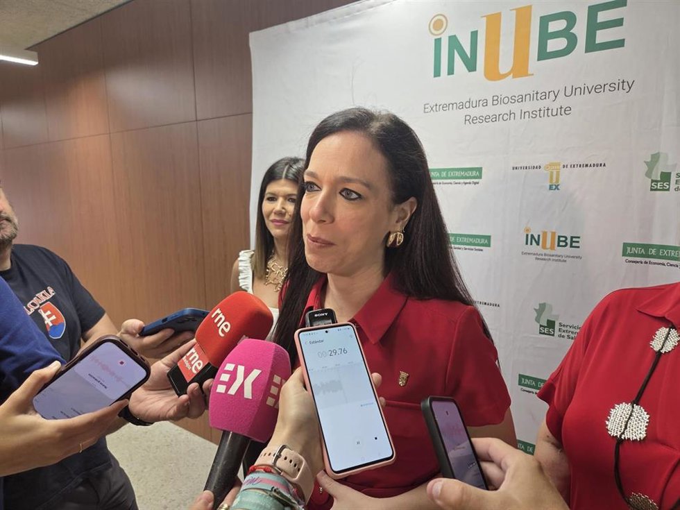 La consejera de Salud, Sara García Espada, atiende a los medios
