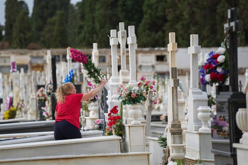 Archivo - Personas llevan flores a un ser querido, en el Cementerio de San Fernando. A 31 de octubre de 2025, en Sevilla (Andalucía, España). 