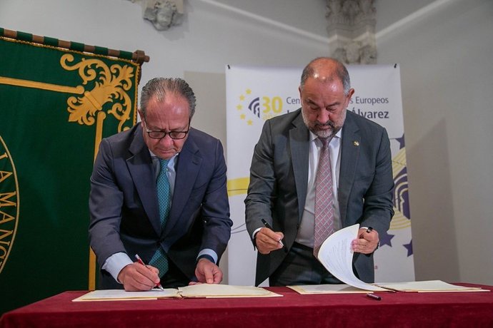 El consejero de Hacienda, Juan Alfonso Ruiz Molina y el rector de la UCLM, Julián Garde.