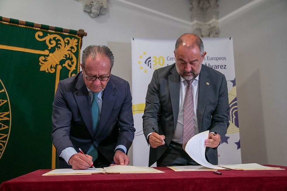 El consejero de Hacienda, Juan Alfonso Ruiz Molina y el rector de la UCLM, Julián Garde.