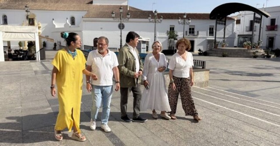 El diputado nacional por el PSOE de Huelva, Gabriel Cruz, y la portavoz socialista en el Ayuntamiento de Cartaya y diputada provincial, Pepa González Bayo, junto a otros representantes socialistas.