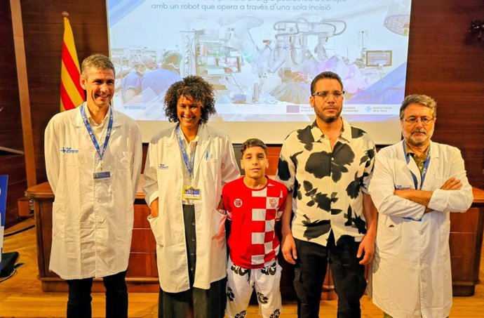 Los responsables del hospital, el paciente operado y su padre