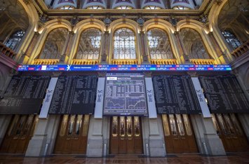 Archivo - Valores del Ibex 35 en los paneles del Palacio de la Bolsa de Madrid.