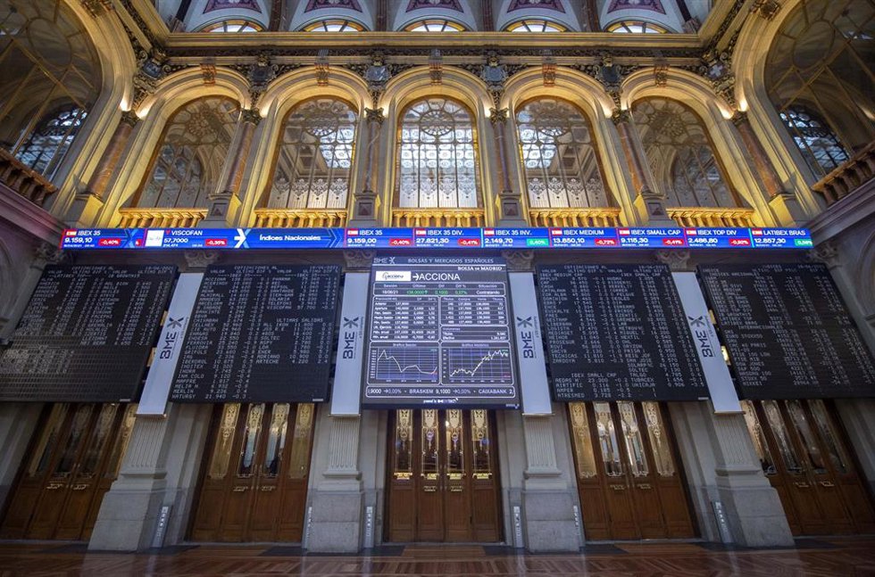 Archivo - Valores del Ibex 35 en los paneles del Palacio de la Bolsa de Madrid.