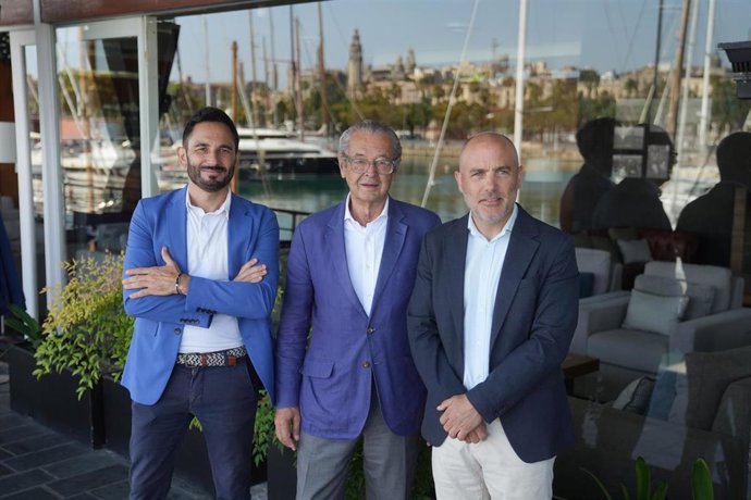 (I-D) El director del Saló Nàutic, Josep Antoni Llopart; el presidente del Saló Nàutic, Luis Conde, y el director general de Anen, Jordi Carrasco, durante una rueda de prensa, en el Real Club Nàutic de Barcelona.