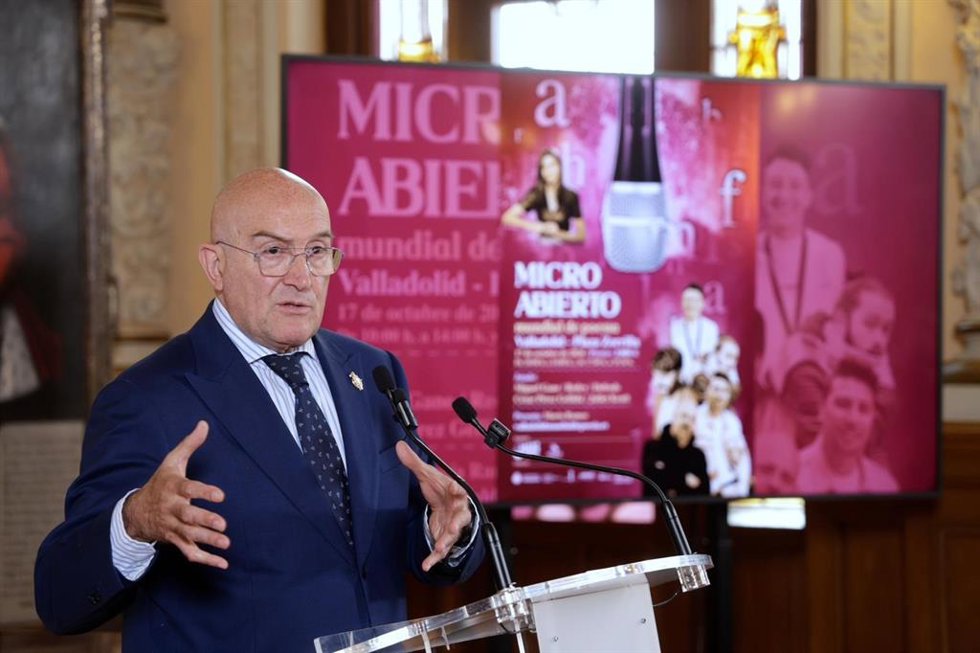 Jesús Julio Carnero, durante la presentación del certamen.