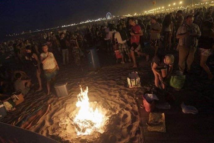 Archivo - Arxiu - Imatge d'arxiu d'una Nit de Sant Joan en una platja valenciana.  