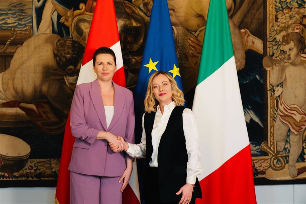Archivo - La primera ministra de Italia, Giorgia Meloni, y la primera ministra de Dinamarca, Mette Frederiksen, en una imagen de archivo.