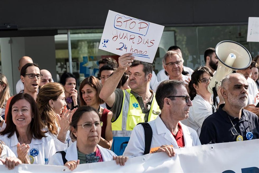 Médicos y facultativos durante una concentración frente al Hospital Puerta de Hierro, a 17 de junio de 2026, en Majadahonda, Madrid (España). 