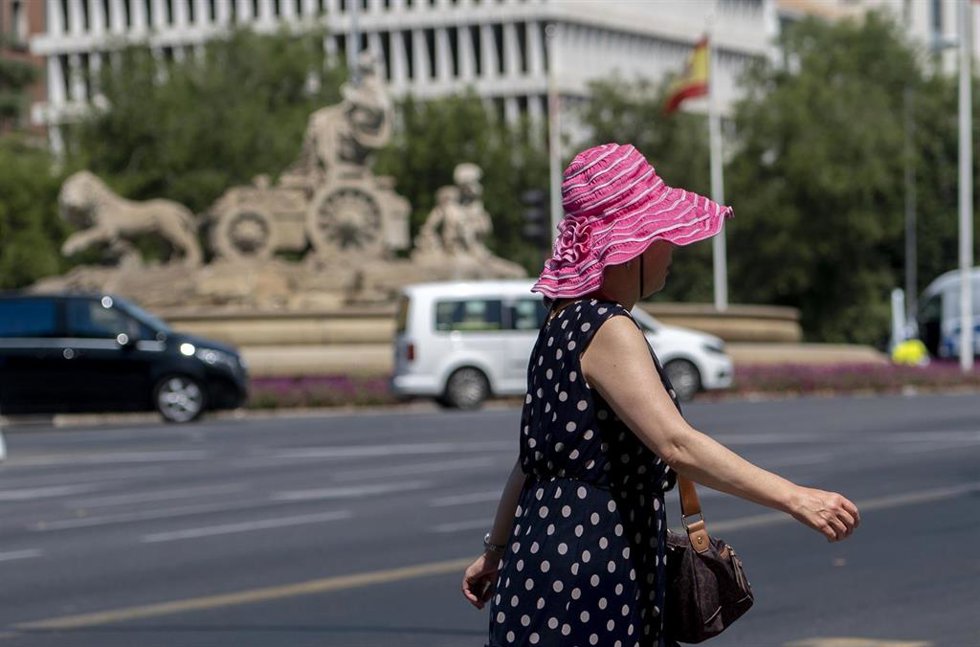 Archivo - Una mujer pasea por una calle de Madrid 