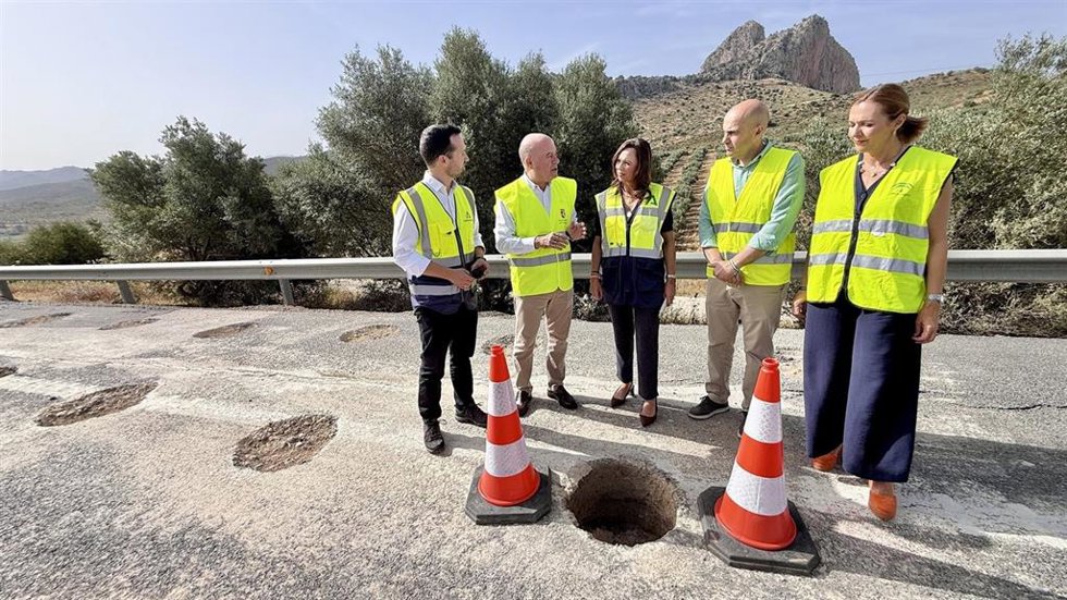 La consejera de Fomento, Articulación del Territorio y Vivienda en funciones, Rocío Díaz, junto a los alcaldes de Antequera, Manuel Barón, y de Archidona, Manuel Almohalla, en las obras de la A-92