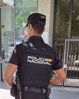 Un agente de la Policía Nacional