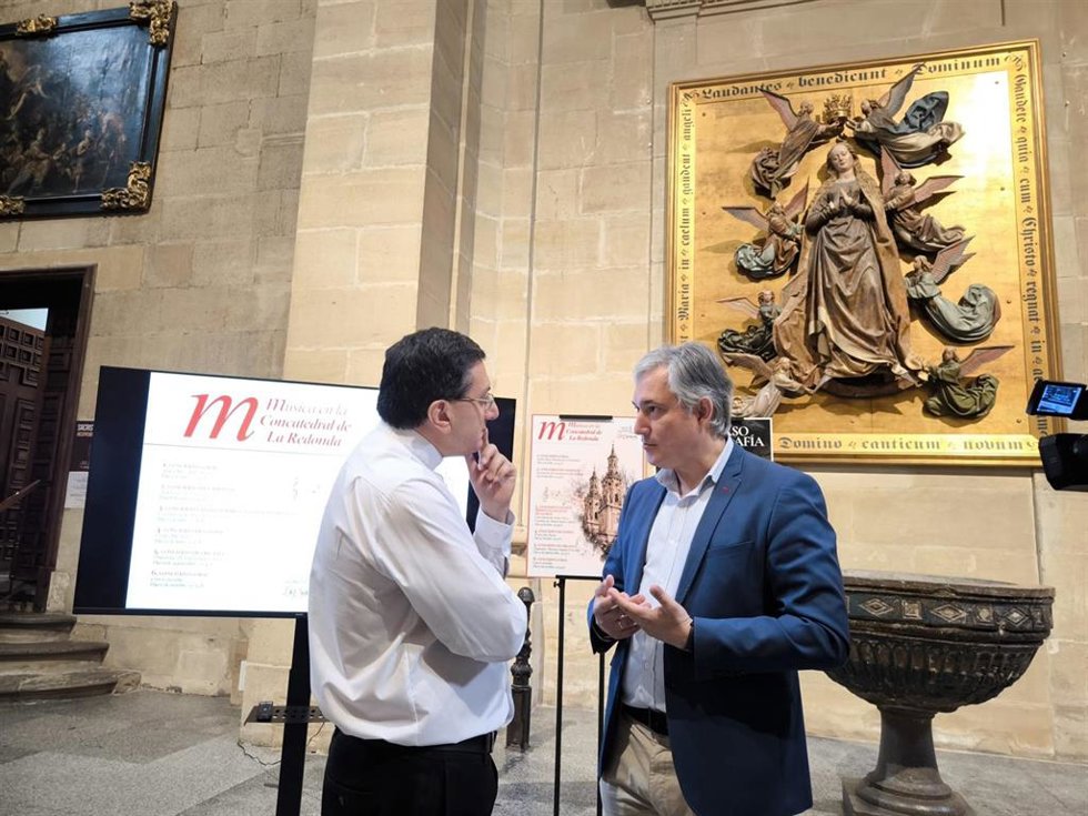 El párroco del templo riojano, Víctor Manuel Jiménez, y el consejero de Cultura, Turismo, Deporte y Juventud, José Luis Pérez Pastor, presentan las actividades culturales veraniegas de La Redonda