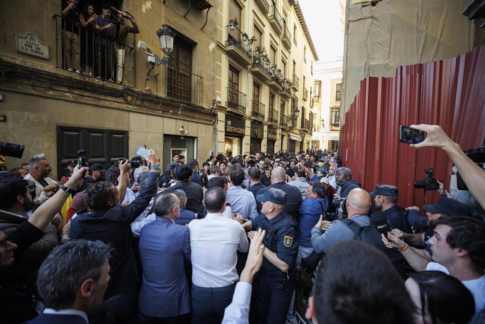 Archivo - Altercados al comienzo del mitin de Vox en la Plaza de las Pasiegas. A 16 de abril de 2026 en Granada, Andalucía (España). 