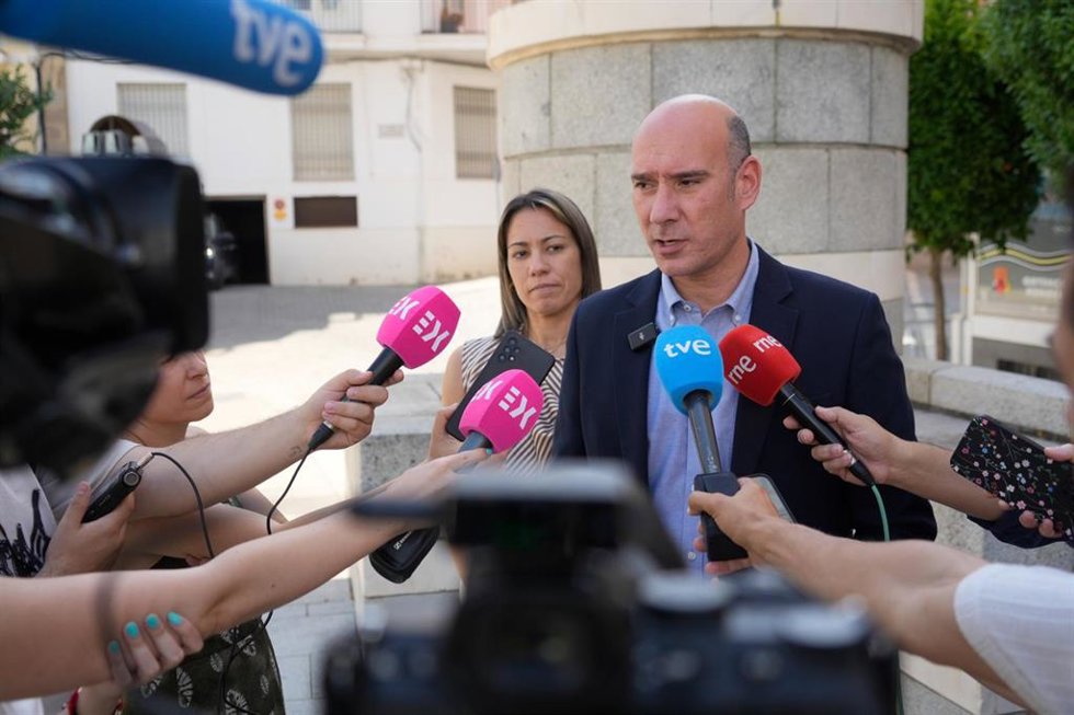El portavoz del Grupo Parlamentario Popular en la Asamblea de Extremadura, José Ángel Sánchez Juliá, en una declaración ante los medios de comunicación, a 19 de junio de 2026, en Mérida.