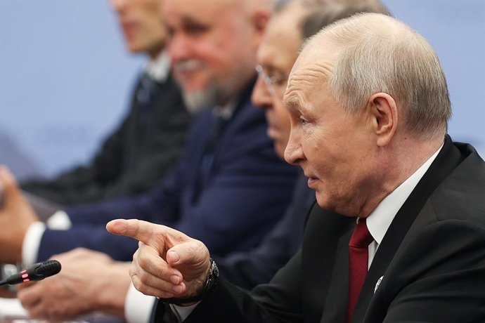 RÚSSIA, REPÚBLICA DO TATARISTÃO — 18 DE JUNHO DE 2026: O presidente da Rússia, Putin, durante uma reunião com o primeiro-ministro do Camboja, Hun Manet (não aparece na foto), à margem da Cúpula Rússia-ASEAN no Centro de Exposições Kazan Expo, em Bolshiye 