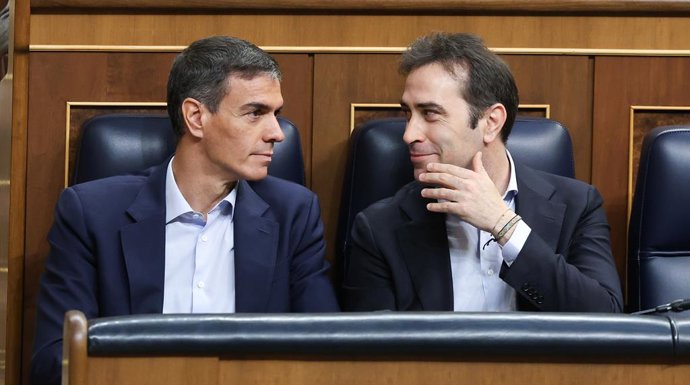 El presidente del Gobierno, Pedro Sánchez (i), y el vicepresidente primero y ministro de Economía, Comercio y Empresa, Carlos Cuerpo (d), durante una sesión de control al Gobierno, en el Congreso de los Diputados, a 17 de junio de 2026, en Madrid (España)