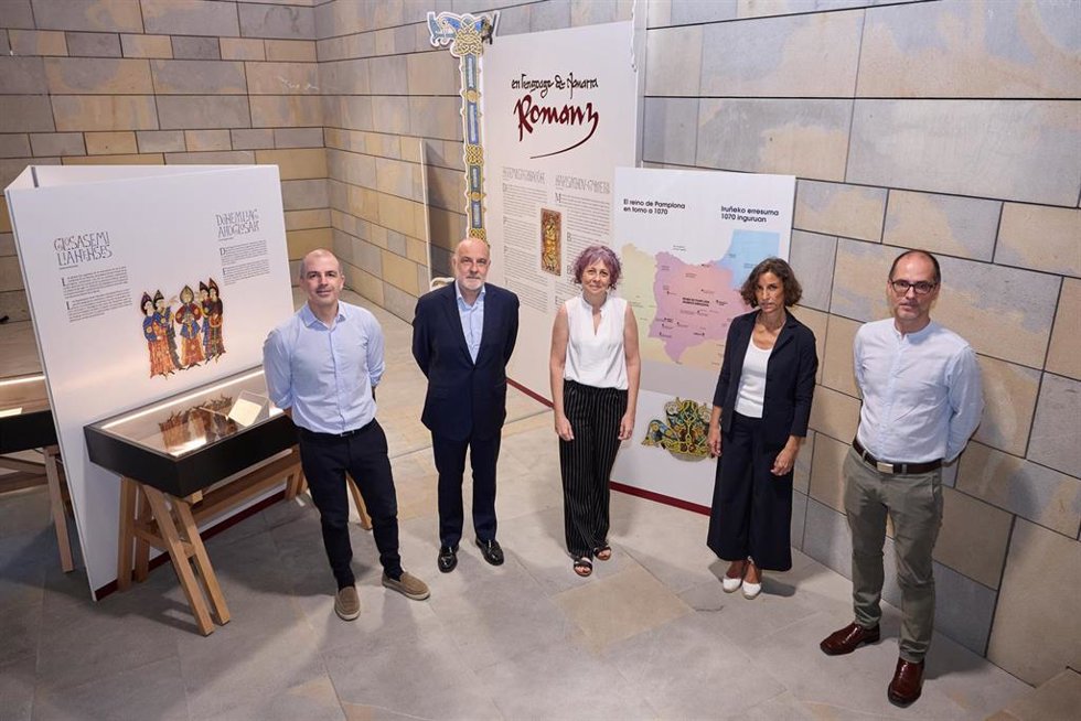 La consejera Esnaola inaugura una exposición sobre el romance navarro.
