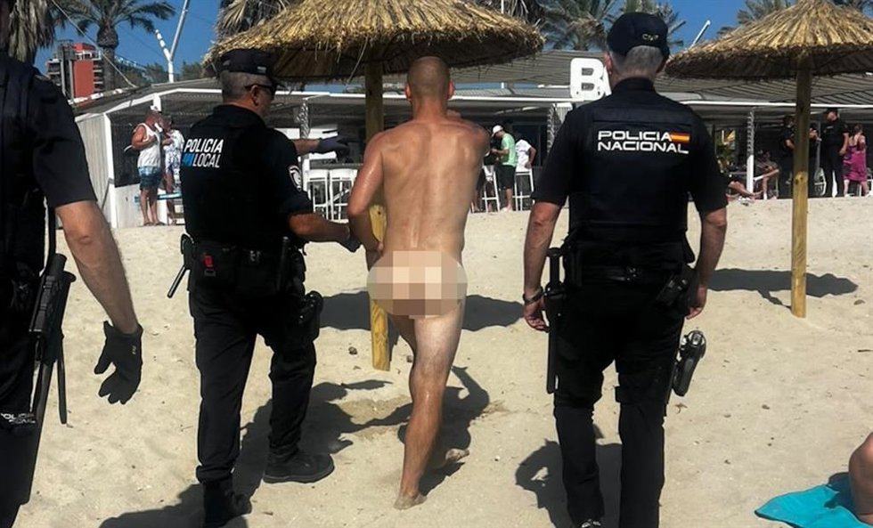 Uno de los denunciados, acompañado por varios agentes.