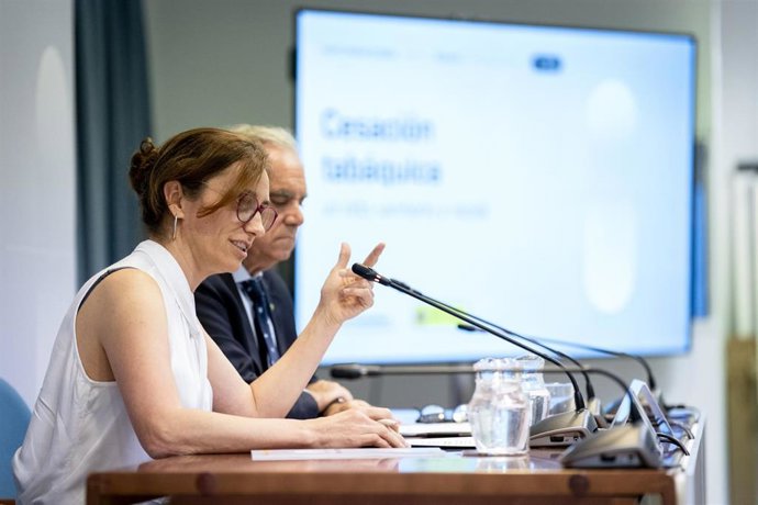 La ministra de Sanidad, Mónica García, y el presidente del Consejo General de Farmacéuticos, Jesús Aguilar, durante la presentación del estudio sobre ‘Cesación tabáquica, un reto sanitario y social’, en el Ministerio de Sanidad.