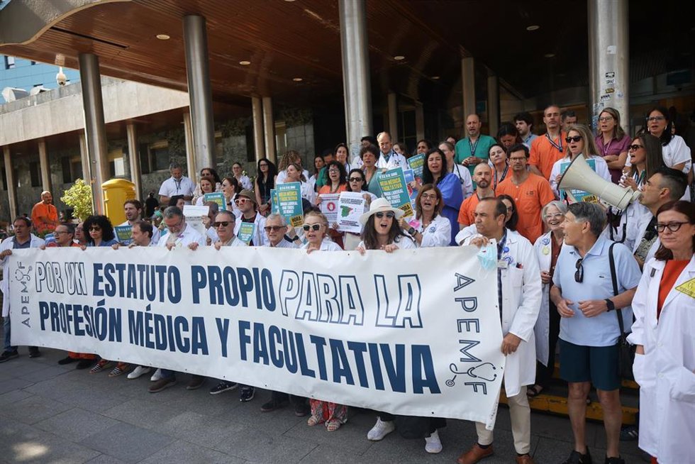 Médicos y facultativos durante una concentración frente al Hospital Ramón y Cajal, a 19 de junio de 2026, en Madrid