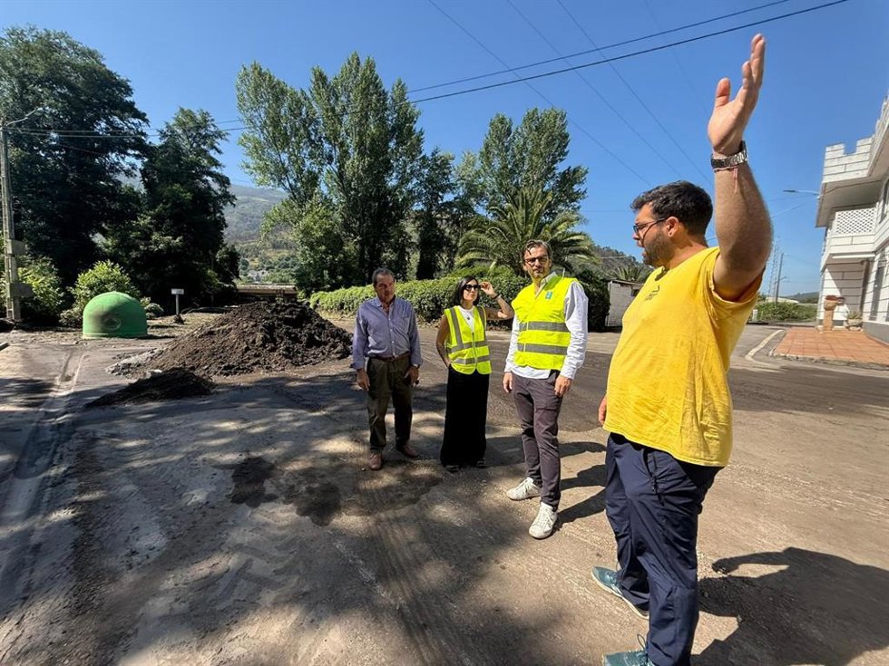 El conselleiro de Presidencia, Xustiza e Deportes, Diego Calvo, visita las zonas afectadas en Vilamartín de Valdeorras