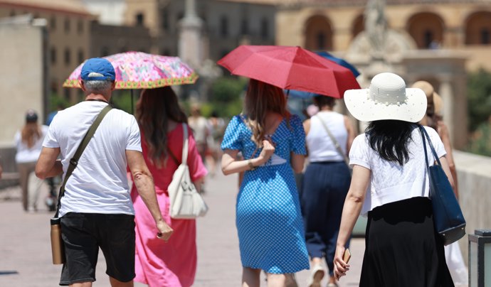 Ciudadanos y visitantes de Córdoba combaten las altas temperaturas en aumento, que la capital experimenta en las últimas jornadas. A 9 de junio de 2026 en Córdoba (Andalucía, España).