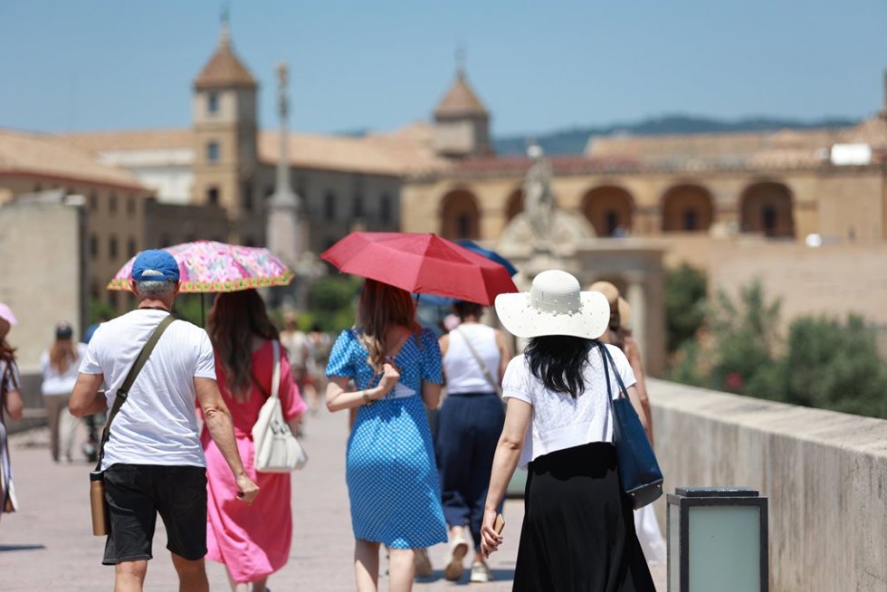 Ciudadanos y visitantes de Córdoba combaten las altas temperaturas en aumento, que la capital experimenta en las últimas jornadas. A 9 de junio de 2026 en Córdoba (Andalucía, España).