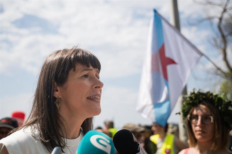 La portavoz nacional del Bloque Nacionalista Galego, Ana Pontón, ofrece declaraciones a los medios durante una manifestación en favor de la preservación del río Ulla y la ría de Arousa, a 14 de junio de 2026.