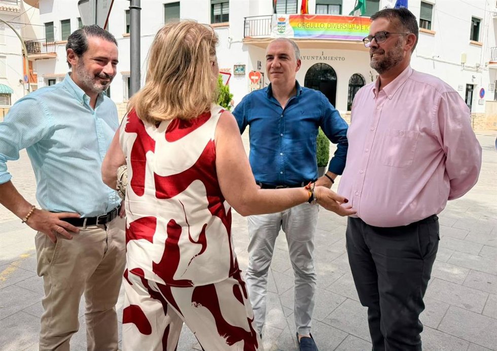 El vicesecretario de Política Autonómica y Local y Análisis Electoral del PP, Elías Bendodo, junto a otros dirigente del PP.