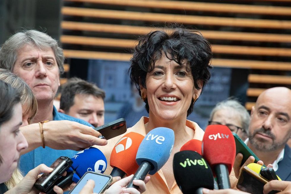 La ministra de Inclusión, Seguridad Social y Migraciones y portavoz del Gobierno, Elma Saiz, atiende a los medios durante el  ‘XXV Desayuno de la Unión de Jubilados y Pensionistas de UGT de Ávila.