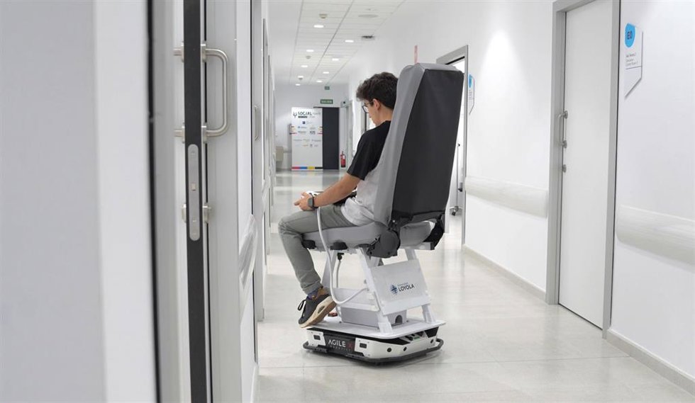 Estudiantes de Ingeniería de la Loyola participan en la construcción de una silla autónoma para facilitar traslado entre hospitales.