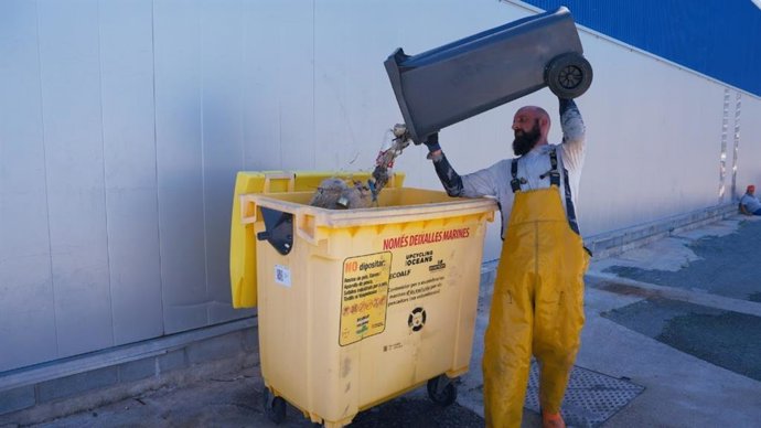 Un pescador amb escombraries marines
