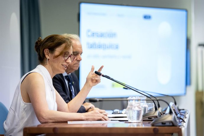 (da esquerda para a direita) A ministra da Saúde, Mónica García, e o presidente do Conselho Geral de Farmacêuticos, Jesús Aguilar, durante a apresentação do estudo sobre “Abandono do tabagismo: um desafio sanitário e social”, no Ministério da Saúde, em 19