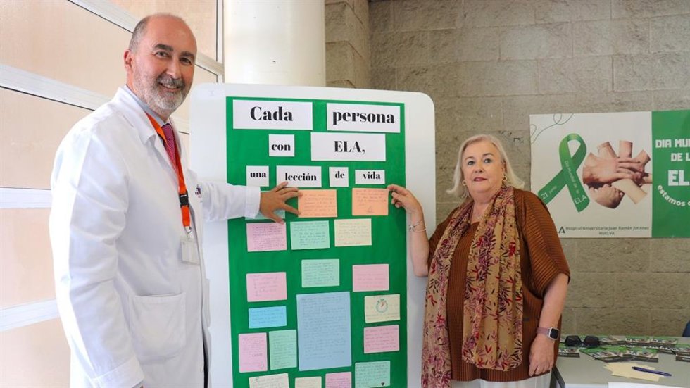 LA delegada territorial de la Consejería de Sanidad, Manuela Caro, y el gerente del centro hospitalario, Manuel García de la Vega.