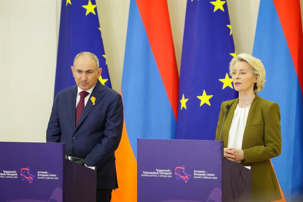Archivo - El primer ministro de Armenia, Nikol Pashinián, junto a la presidenta de la Comisión Europea, Ursula von der Leyen.