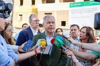Sanz tilda de "ilegal" la prioridad nacional: "Mientras sea alcalde de Sevilla, todos tendrán los mismos derechos"
