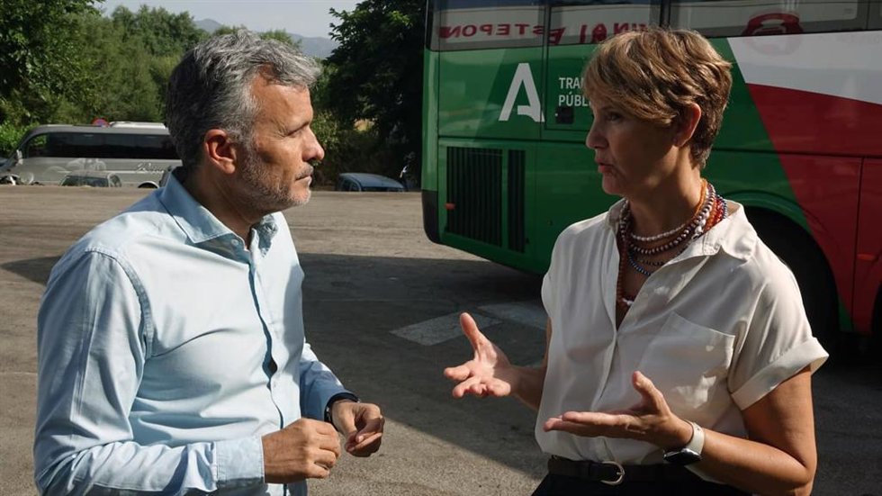 En Estepona, el diputado nacional y vicesecretario general del PSOE de Málaga, Ignacio López, junto con la secretaria general del PSOE local, Emma Molina.