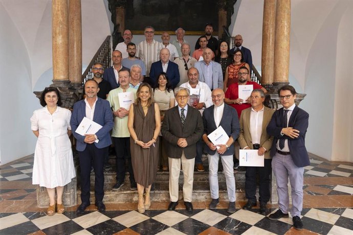 El presidente de la Diputación de Córdoba, Salvador Fuentes (centro), en la foto de familia con responsables de las entidades beneficiarias.