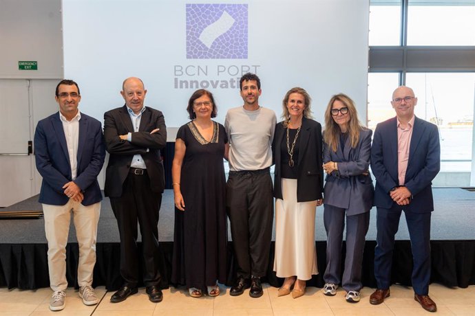Imatge dels representants de la fundació i ponents convidats a l'acte