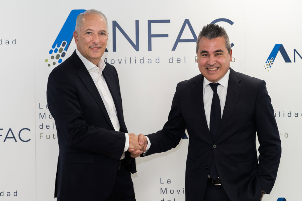 El nuevo presidente de Anfac y CEO de Seat y Cupra con el expresidente de la patronal, Josep María Recasens.