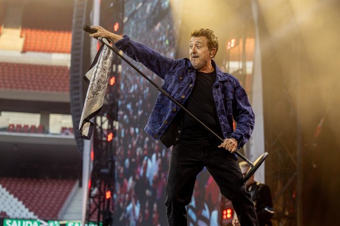 El cantante Manolo García, del grupo musical ‘El Último de la Fila’, actúa durante un concierto, en el Riyadh Air Metropolitano, a 23 de mayo de 2026, en Madrid (España). 