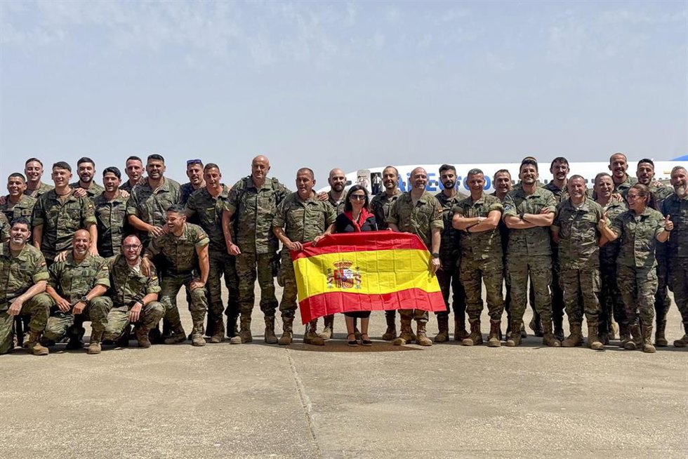 Imagen de la ministra de Defensa, Margarita Robles, en el recibimiento de los integrantes de la operación 'Apoyo a Turquía'.